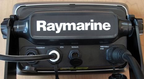 Raymarine_e7_demo_back_cPanbo.jpg