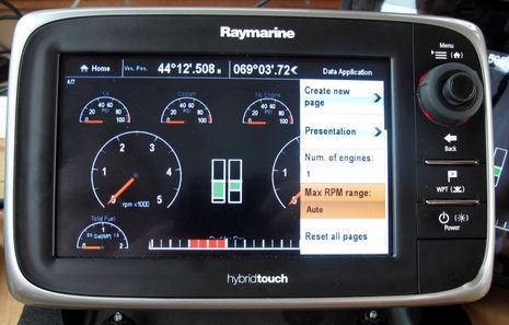 Raymarine_e7_demo_engine_screen_cPanbo.jpg