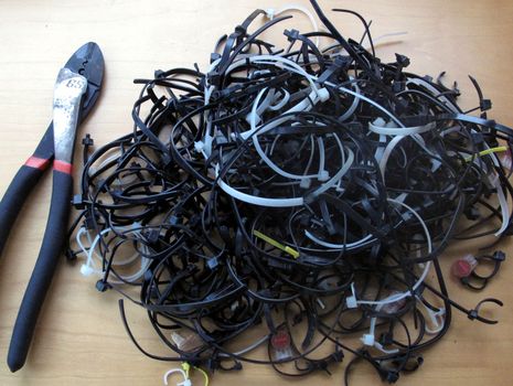 Gizmo_old_cable_ties_cPanbo.jpg