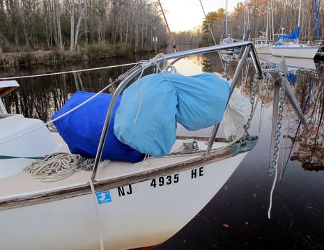 1984_Cape_Dory_25_bow_detail_cPanbo.jpg