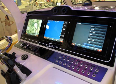 MIBS2013_Scout_Garmin_8000_helm_cPanbo.jpg