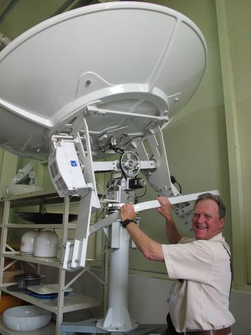 Ben_steering_big_Intellian_antenna.jpg