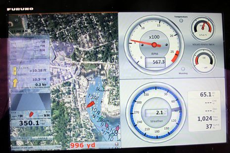 Furuno_TZT14_engine_gauges_cPanbo.jpg