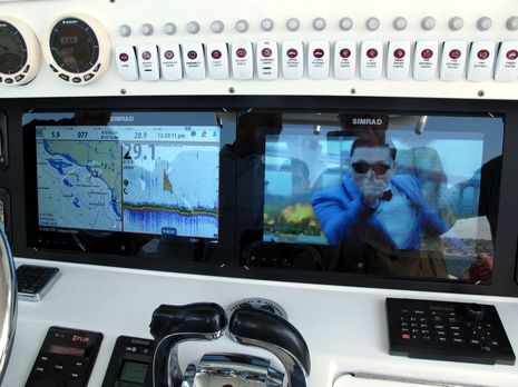 Simrad_NSO_evo2_monitors_Gangnam_style_cPanbo.jpg