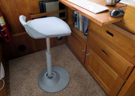 Muvman_sit-stand_stool_at_Gizmo_desk_cPanbo.jpg