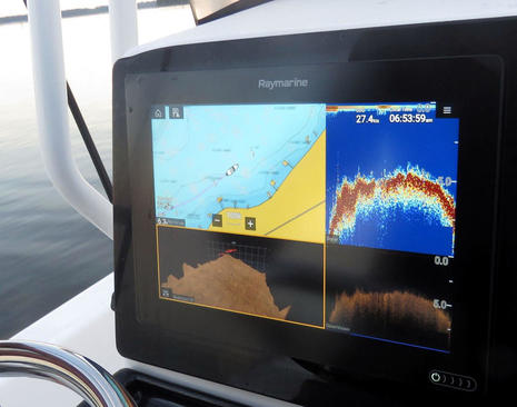 Raymarine_Axiom_7_at_speed_on_FL_lake_cPanbo.jpg