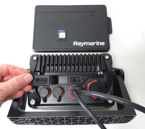 Raymarine_Axiom_7_bale mount backside_cPanbo.jpg